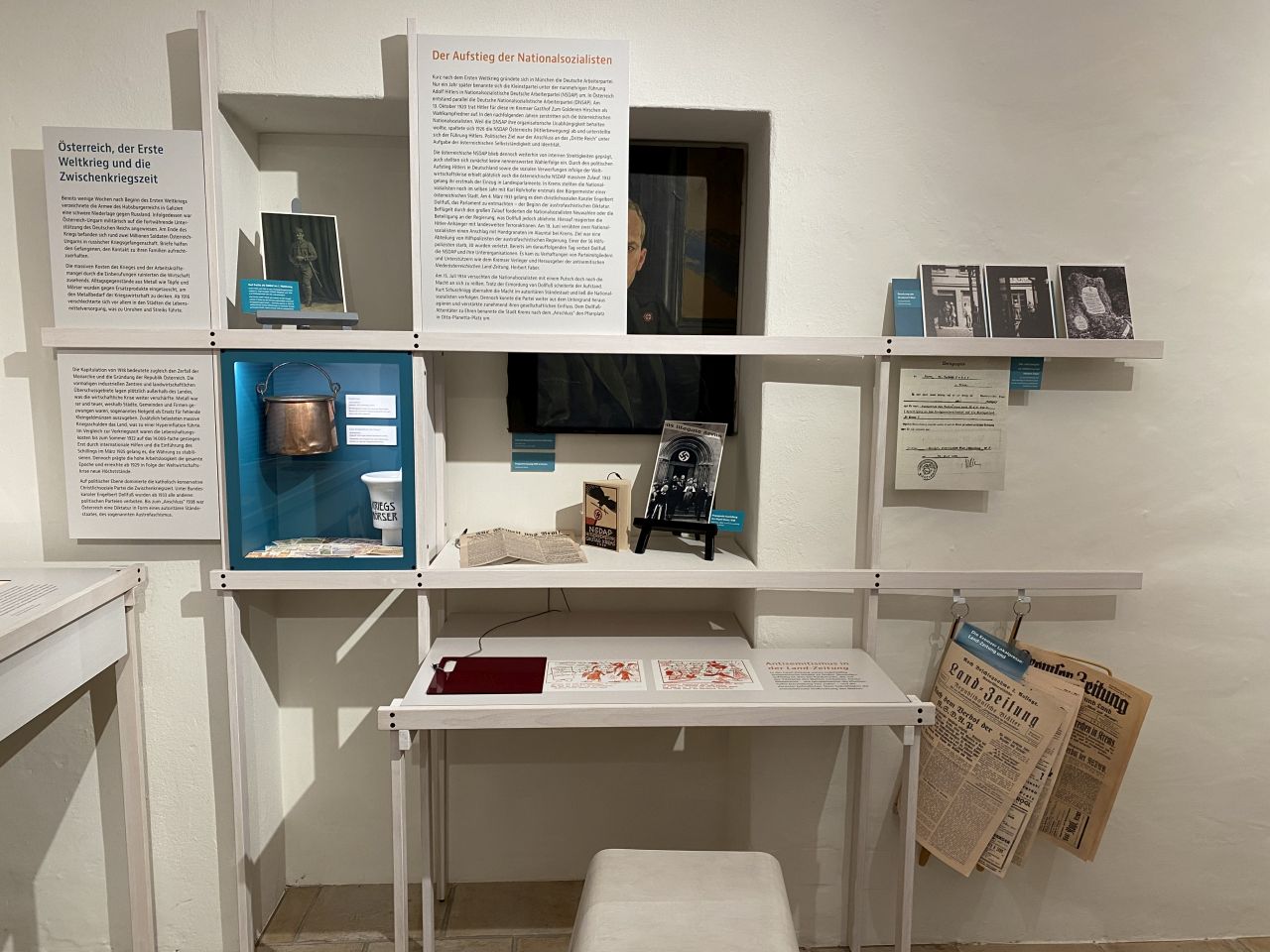 Blick in die Ausstellung, die laufend um neues Material zur Kremser Zeitgeschichte ergänzt wird.